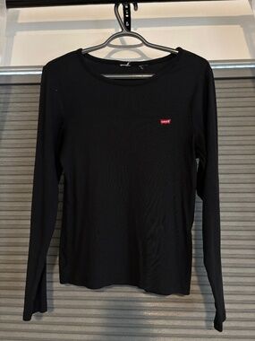 Woman's Levi's long sleeve tee